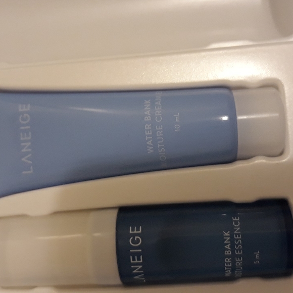 Laneige Basic Duo Set Light Essential Balancing & Water Bank Gift Set - Picture 7 of 11